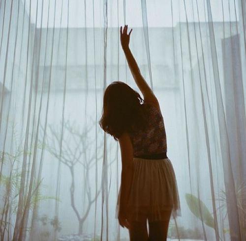 短暂人生的伤感短句 一个微笑面对扯蛋人生足以