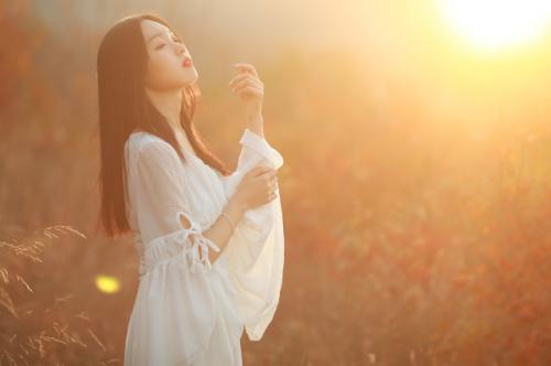 描写早晨阳光的句子 清晨第一缕阳光唯美句子
