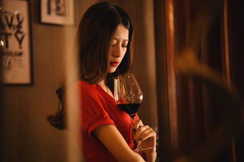 女人喝酒心情经典一句 女人微醉心情说说