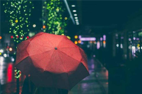 适合下雨天发的朋友圈说说经典 发朋友圈的下雨天精美句子