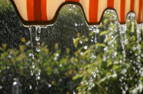 适合雨夜发的朋友圈短句 听雨的朋友圈说说