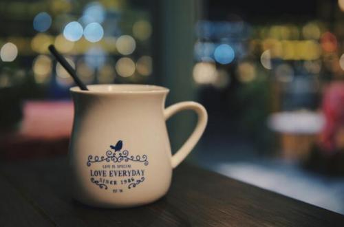 秋天第一杯奶茶文案句子关于秋天第一杯奶茶的句子