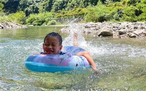 小孩子玩水发朋友圈的句子
